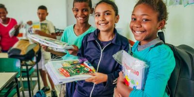 Entrega de kits escolares na Campanha “Doe Material Escolar!”