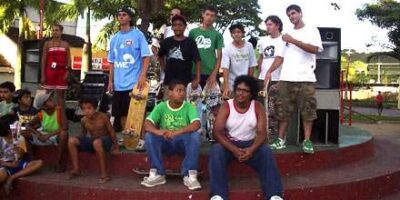 Música e manobras de skate na praça de Benfica